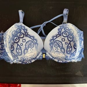 Victoria’s Secret 38D Very Sexy push-up padded bra with front closure